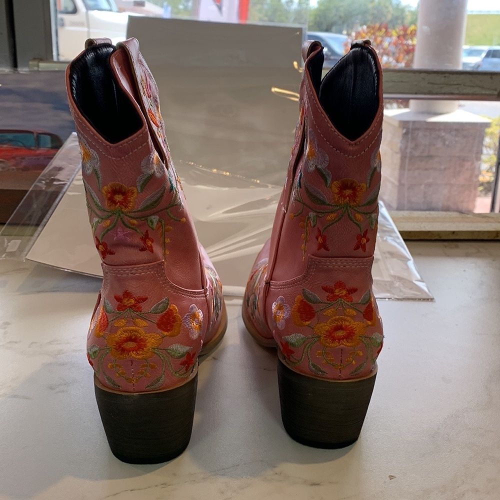 Heelchic Women’s Vintage Western Ankle Boots W/Embroidered Flowers - Picture 6 of 6